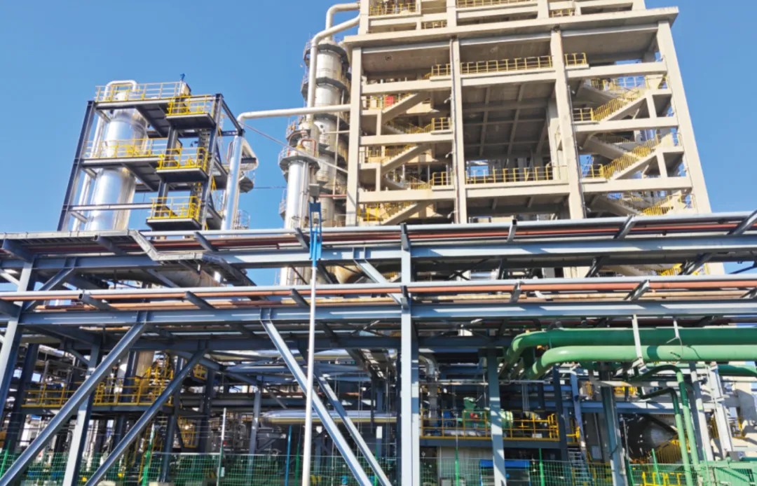 改造后的現場(左側為新增的耦合再沸器)